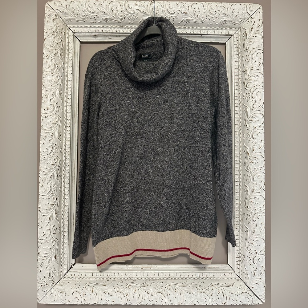 Roots Gray Lightweight Turtleneck Sweater. Size M. ❣️